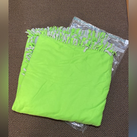 URGENT - Big Green/Grey Very Warm Blanket - Picture 2 of 4